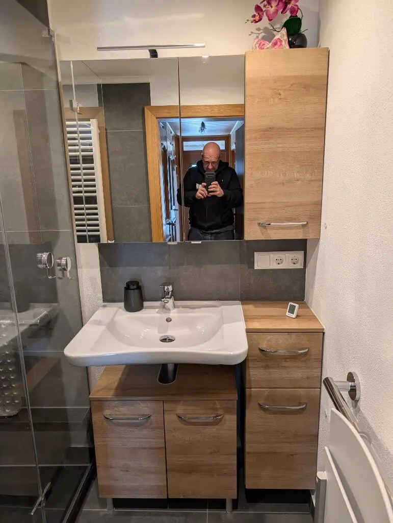 Bad mit Waschtisch und Spiegelschrank