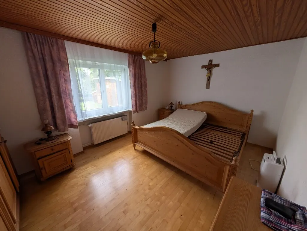 Schlafzimmer 1 mit Holzbett