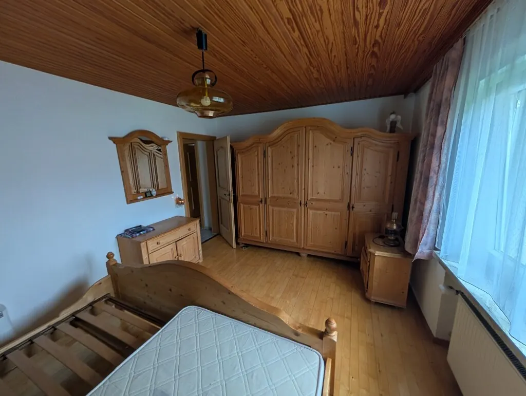 Schlafzimmer 1 mit Schrank und Bett