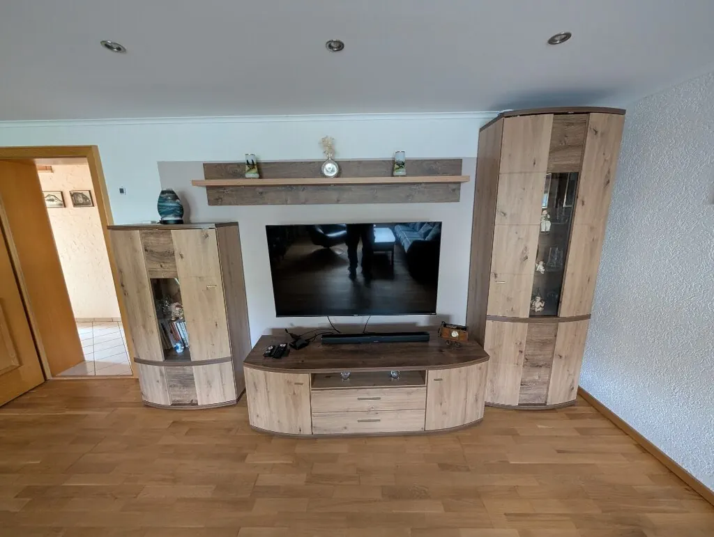 Wohnzimmer mit TV-Wand und Sideboard