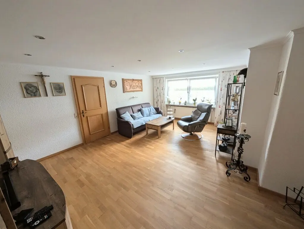 Wohnzimmer mit Sofa und Sessel