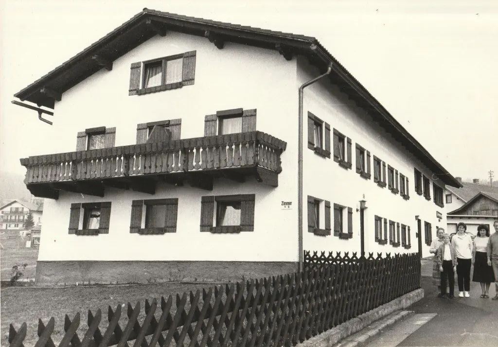 Historisches Foto vom Haus mit Schild „Zimmer“ und Balkon