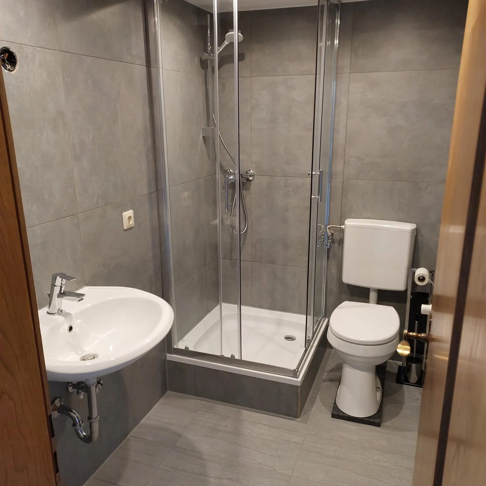 Bad mit Dusche, Waschbecken und WC