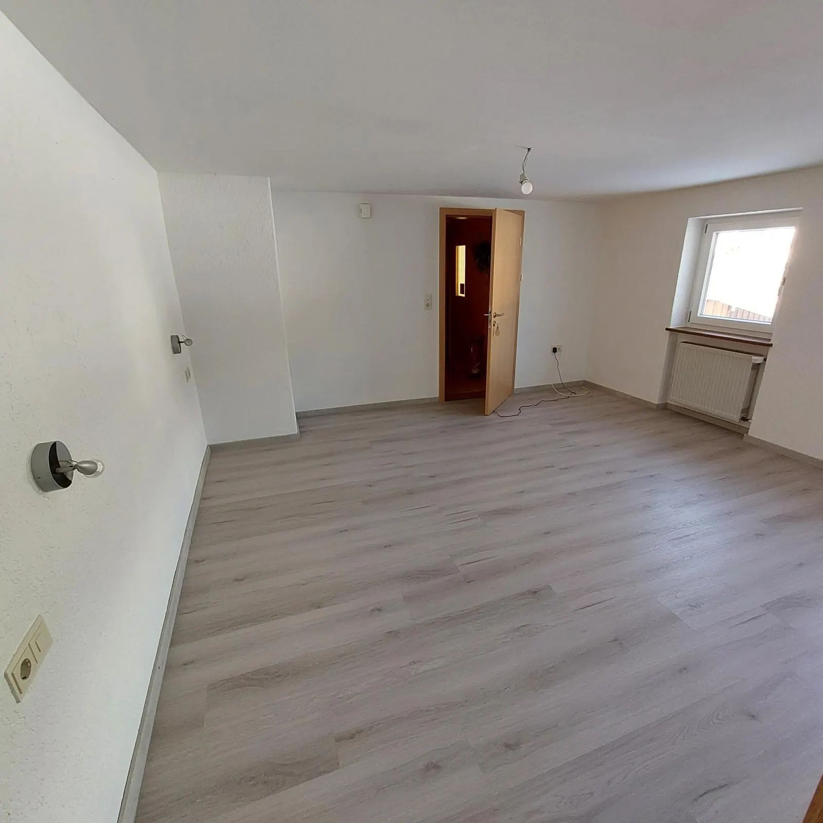 Schlafzimmer mit Fenster – Stand vor der Einrichtung